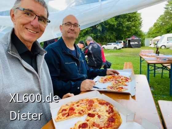 Die obligatorische Donnerstags Pizza nach der Anreise